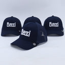 Ein Produktfoto von vier identischen dunkelblauen Trucker-Kappen, die auf einer weißen Fläche arrangiert sind. Jede Kappe hat den erhabenen weißen Schriftzug "Bazi" auf der Vorderseite. Eine Kappe ist im scharfen Vordergrund, die anderen drei sind dahinter leicht unscharf.