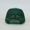 Ein Produktfoto, das die Rückansicht einer grünen Trucker-Kappe auf einem weißen Hintergrund zeigt. Der Fokus liegt auf dem großen, dunkelgrünen Mesh-Gewebe und dem verstellbaren, hellgrünen Snapback-Verschluss.