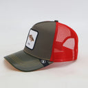 Eine olivgrün-rote Trucker-Kappe mit "Karpfa"-Aufnäher, fotografiert in der Seitenansicht vor einem weißen Hintergrund. Diese Ansicht zeigt deutlich den roten Mesh-Einsatz am Hinterkopf und die gelben Ziernähte auf dem Schirm.