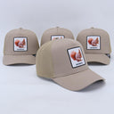 Vier beige Trucker-Kappen, die aus einer seitlichen Perspektive fotografiert wurden. Die Kappe im Vordergrund zeigt deutlich den quadratischen "OACHKATZL"-Aufnäher sowie den seitlichen Mesh-Einsatz vor einem weißen Studiohintergrund.