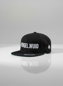 Ein Produktfoto von einem schwarzen Cap, die auf einer weißen Oberfläche. Die Cap zeigt den weißen "#VOGEL.WUID"-Schriftzug