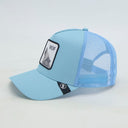 Ein professionelles Produktfoto einer hellblauen Trucker-Kappe in der Vorderansicht vor einem weißen Hintergrund. Im Zentrum der Kappe befindet sich ein quadratischer Aufnäher, der einen heulenden Wolf und den Schriftzug "WOIF" zeigt.