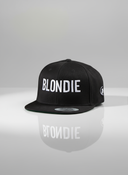 schwarzes snapback cap mit weißer "BLONDIE" stickerei und grünem visier unten