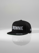 schwarzes snapback cap mit weißer "BROWNIE" stickerei und grünem visier unten