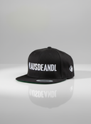 schwarzes snapback cap mit weißer "BROWNIE" stickerei und grünem visier unten
