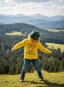 2. For the file vogel-wuid-Muaehlbauer-Brauerei-Cap-3-Kids-real.jpg: Ein Kind, von hinten fotografiert, steht mit leicht ausgebreiteten Armen auf einem Hügel vor einer weiten Berglandschaft. Es trägt einen leuchtend gelben Pullover mit einem Bären-Motiv und eine nach hinten gedrehte, grüne Kappe mit braunem Schirm.