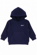 Die Vorderansicht eines dunkelblauen Kinder-Hoodies mit einem dezenten „AVANTI“-Schriftzug auf der linken Brust.