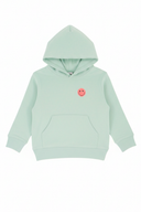 Vorderansicht eines mintgrünen Kinder-Hoodies mit einem kleinen, pinken Smiley-Badge auf der linken Brustseite.