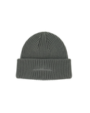 Dunkelgraue Kinder-Strickmütze in Rippenoptik mit breitem Umschlag, auf dem eine schlichte Bergsilhouette in einem passenden Grauton eingestickt ist.