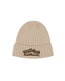 Beige Rippstrick-Mütze im Fisherman-Stil mit einem dunkelbraunen Patch auf dem Umschlag, der den Schriftzug „VOGELWUID“ und eine Bergsilhouette zeigt.