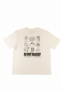 Die Rückseite des flach liegenden weißen T-Shirts mit dem vollständigen Grafik-Print, der Icons von Lederhose, Dirndl, Kuh, Edelweiß und Würsten unter dem Text „OIS WOST BRAUCHST – SO SCHEE IS IN BAYERN“ zeigt.