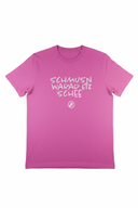 Vorderansicht eines flach liegenden, pinken T-Shirts mit dem zentralen weißen Aufdruck „SCHMUSN WARAD ETZ SCHEE“ in einer verspielten Schriftart.