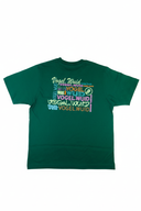 Rückansicht eines dunkelgrünen T-Shirts mit einem großflächigen, bunten Typografie-Design bestehend aus dem Schriftzug „Vogel Wuid“ in unterschiedlichen Stilen und Farben.