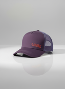 Ein professionelles Produktfoto einer lila Trucker-Kappe. Auf der Vorderseite befindet sich der rote, gestickte Schriftzug "LAUSDENGEL". Die Kappe steht auf einer spiegelnden Oberfläche vor einem hellen Studiohintergrund, was eine deutliche Reflexion erzeugt.