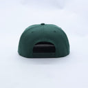 Ein Produktfoto, das die Rückansicht einer grünen Snapback-Kappe auf einem weißen Hintergrund zeigt. Der Fokus liegt auf den geschlossenen Stoffbahnen und dem farblich passenden, verstellbaren Snapback-Verschluss.