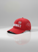Ein professionelles Produktfoto einer roten Sportkappe. Auf der Vorderseite befindet sich der weiße Aufdruck "REGIONAL STAR" und ein "REWE"-Logo. Die Kappe hat perforierte Seitenteile und steht auf einer spiegelnden Oberfläche vor einem hellen Studiohintergrund, was eine deutliche Reflexion erzeugt.